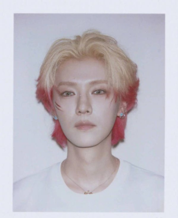 四川炒股配資 鹿晗“撕拉片”來了！一頭紅發(fā)帥得太權(quán)威